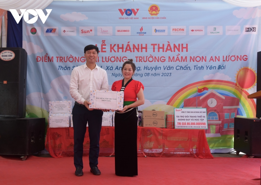 Ông Ngô Minh Hiển -Phó bí thư Đảng ủy, Phó giám đốc VOV tặng quà